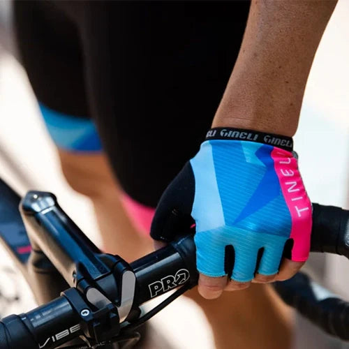 Person wearing Tineli gloves