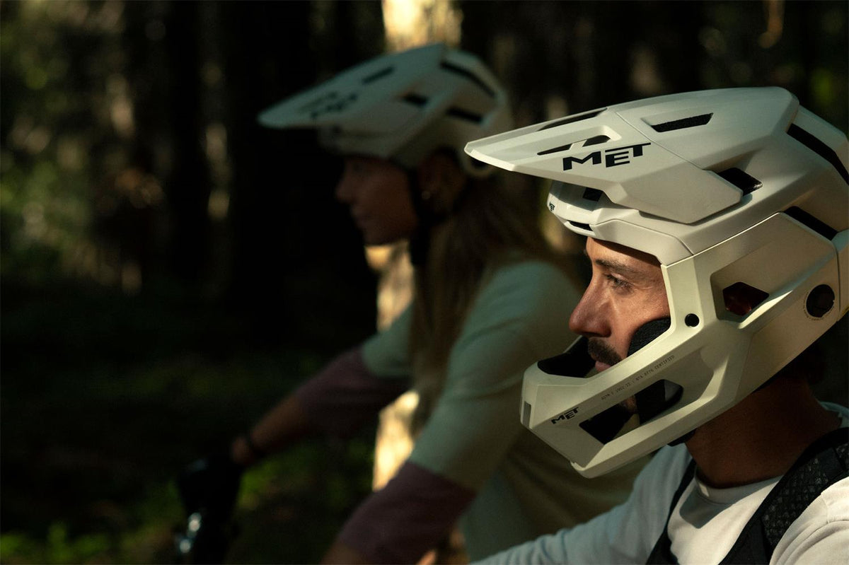 met-parachute-mcr-2-mips-mtb-helmet-action-29