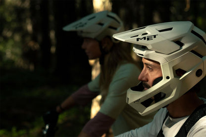 met-parachute-mcr-2-mips-mtb-helmet-action-29