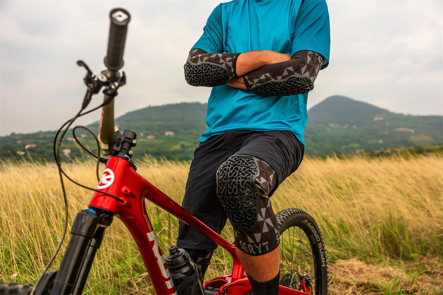 Flow_Knee_Arlecchino_Grey_Black_6