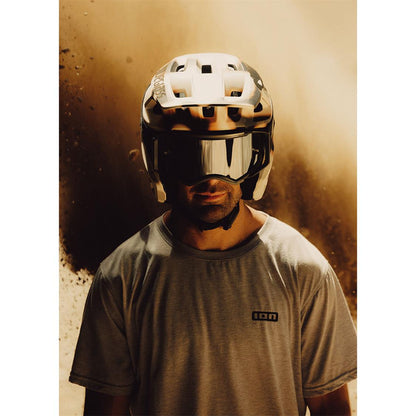 bluegrass-jetro-mips-jet-mtb-helmet-G16BW1-worn