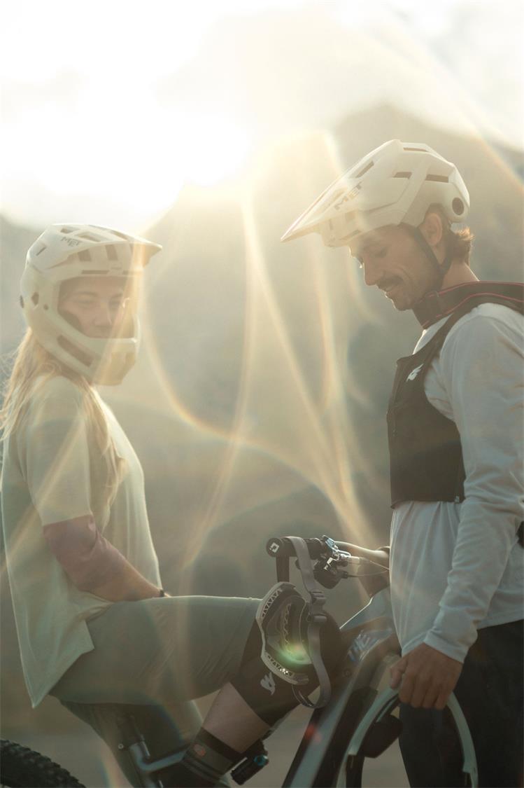 met-parachute-mcr-2-mips-mtb-helmet-action-34