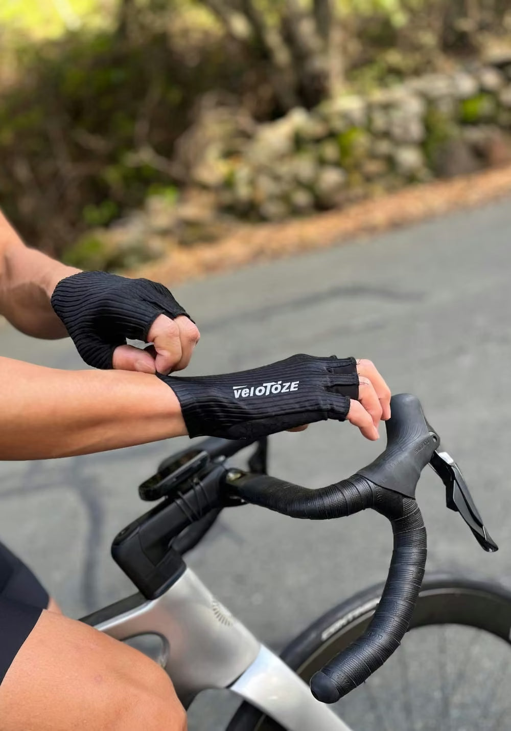 VeloToze Featherweight Aero Gloves - Image 6