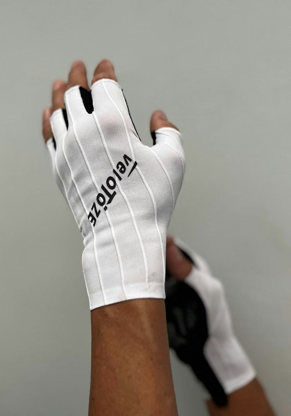 VeloToze Pro Aero Gloves White - Image 3