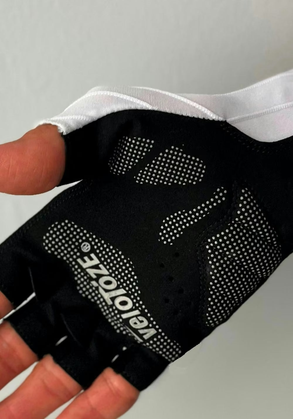 VeloToze Pro Aero Gloves White - Image 4