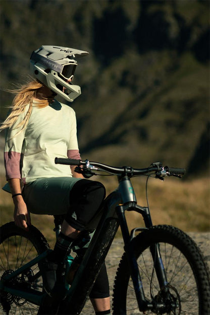 met-parachute-mcr-2-mips-mtb-helmet-action-9
