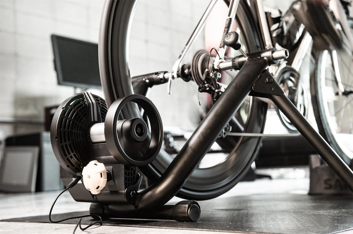 M2_Smart_Indoor_Bike_Trainer_2