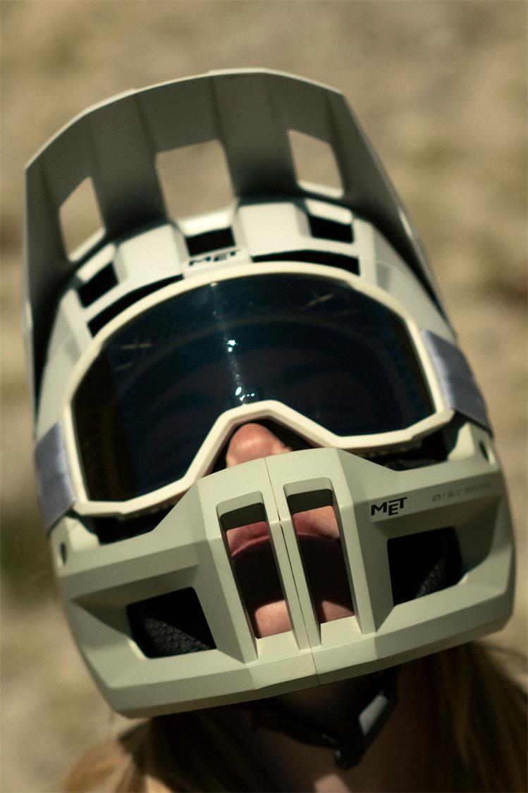 met-parachute-mcr-2-mips-mtb-helmet-action-16