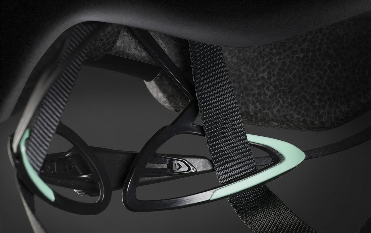 met-manta-mips-rear